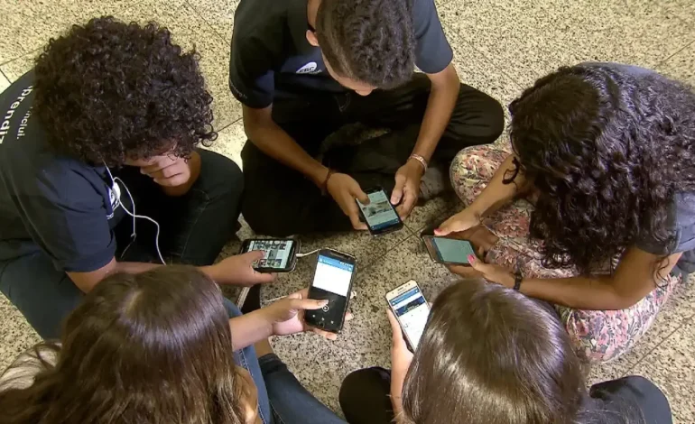 Riedel regulamenta proibição do uso de celulares em escolas de Mato Grosso do Sul