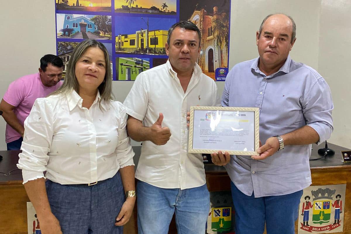 Bela Vista: Vereador Geferson Vieira entrega Moção de Aplausos aos proprietários da Arena Paraíso