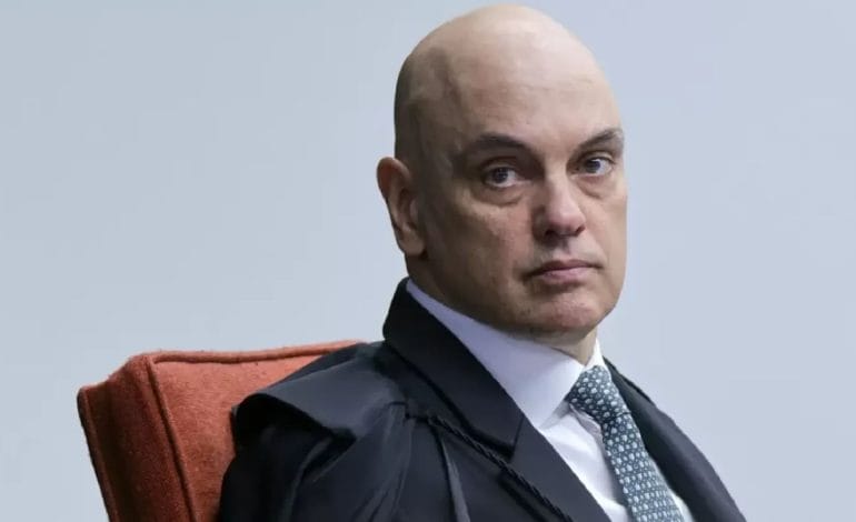Alexandre de Moraes condena Bolsonaro a 27 anos e 3 meses de prisão em regime fechado