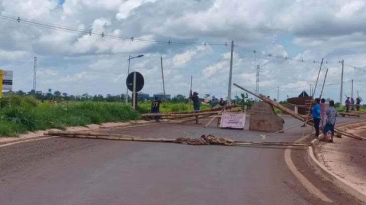 Indígenas mantêm bloqueio em anel viário na MS-156 em Dourados