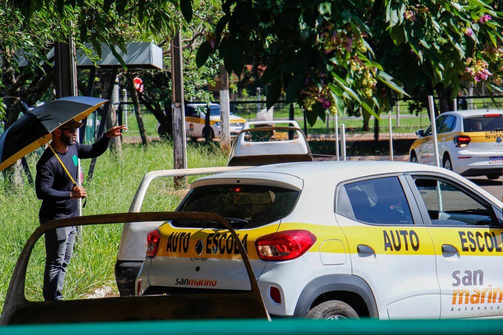 Terror dos exames do Detran, baliza é substituída por estacionar durante trajeto