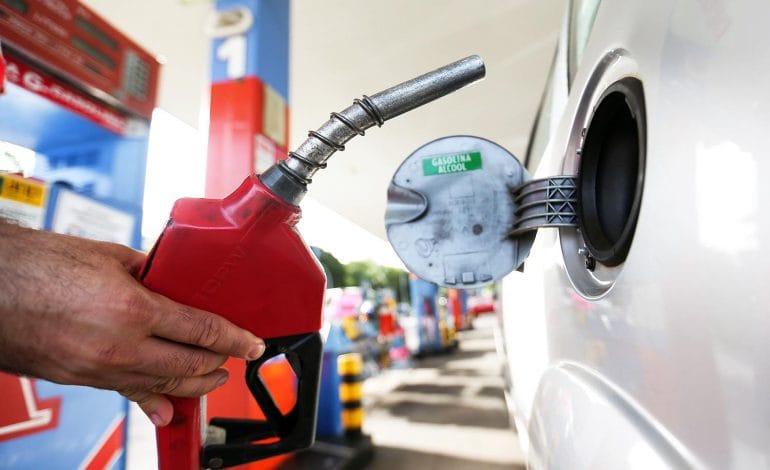 Petrobras reduz preço da gasolina para distribuidoras em 5,2%