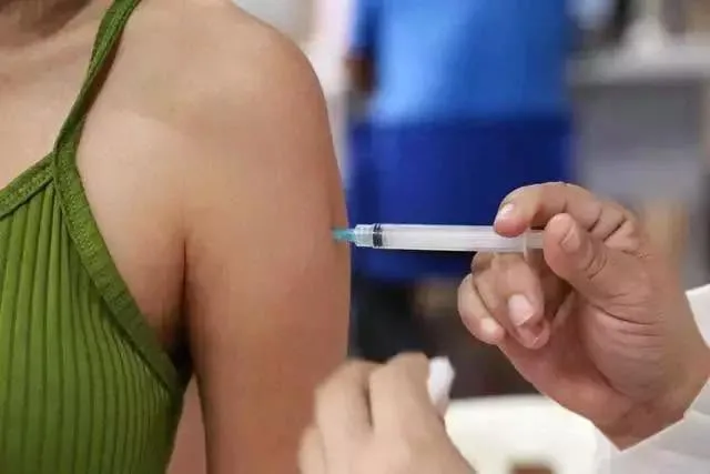 Ministério da Saúde suspende vacina contra dengue após reações graves